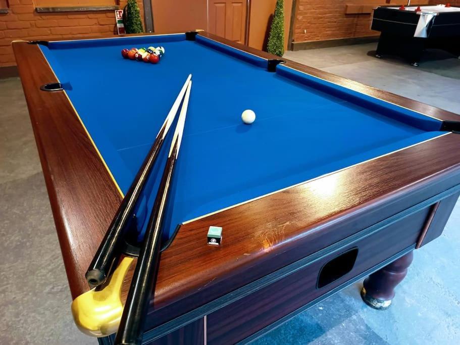 The West Wing At Eriviat Hall Hot Tub Henllan  Экстерьер фото